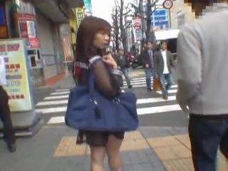 Mikan menakjubkan warga asia gadis sekolah menikmati awam