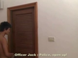 Αστυνομία αξιωματικός αναρροφάται με ασιάτης/ισσα άτριχος