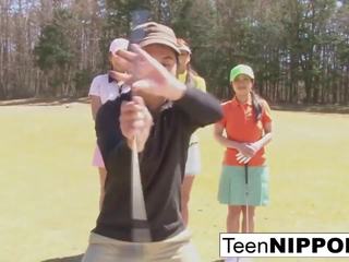 Uroczy azjatyckie nastolatka dziewczyny grać za gra z rozbieranie golf: hd brudne film 0e