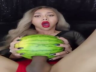 Longmint destroy a watermelon ar viņai monsterdick